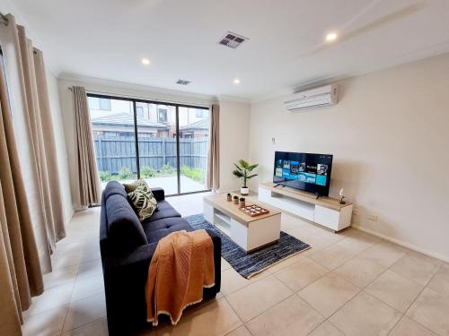 Modern Narre Warren three bedroom townhouse, close to Fountain Gate SC