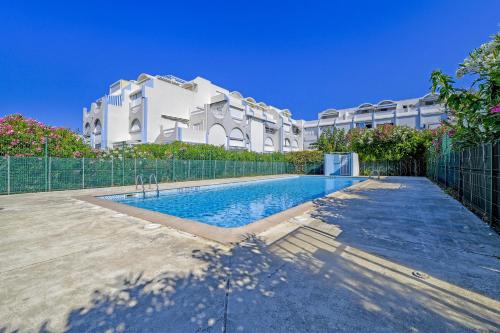 Svømmebasseng, T3 de 45 m2 avec terrasse - Entierement climatise - 2 chambres - 400m de la plage - residence avec p in Le Grau-du-Roi