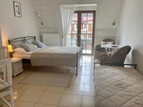 1 queen bed, 1 sofa bed