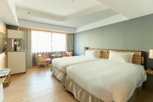 Superior Twin Room image 10