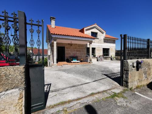 Gran Villa a 600 metros de la playa de Liméns gîte à louer Darbo