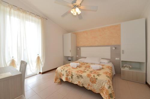 Double Room image 6