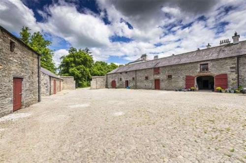 . 2 Bed Courtyard Apartment at Rockfield House Kells in Meath - Short Term Let