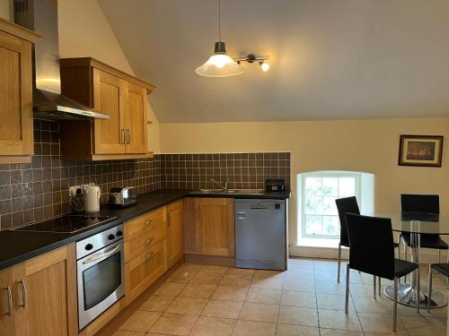 Удобства, 2 Bed Courtyard Apartment at Rockfield House Kells in Meath - Short Term Let in Келс
