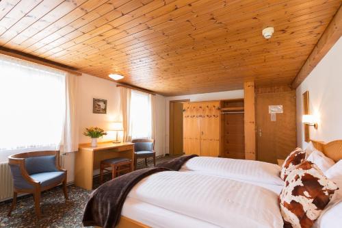 2 twin beds, 2 bunk beds
