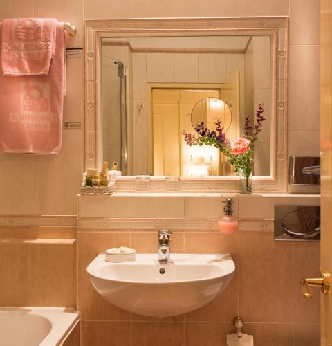 Schlosshotel Römischer Kaiser - image 7