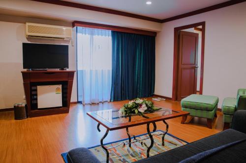 Executive Suite image 8
