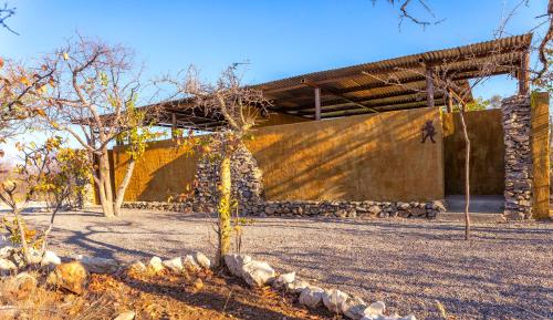 A szálláshely kívülről, Etosha Village Campsite in Outjo