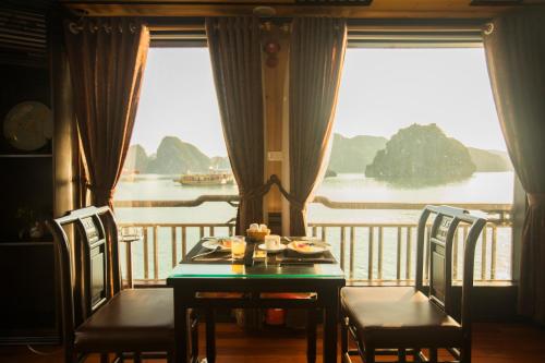 Food and beverages, Cozy Boutique Cruise in Lan Ha Bay