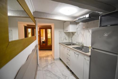 One-Bedroom Apartment image 4