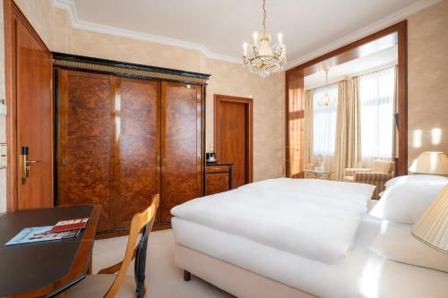 1 queen bed