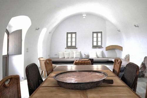 New Entry: 3-Bedroom Historic Villa Renovation gîte à louer Órmos Fanokopioú