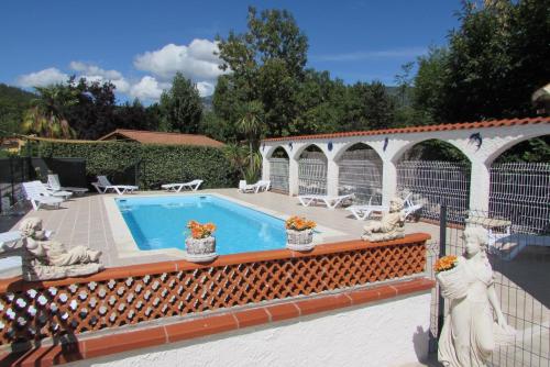 Peldbaseins, Les chalets du Verger des Ascarines in Corneilla-de-Conflent