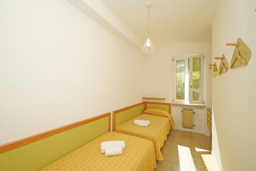 Two-Bedroom Apartment Comfort with Partial Lake View image 4
