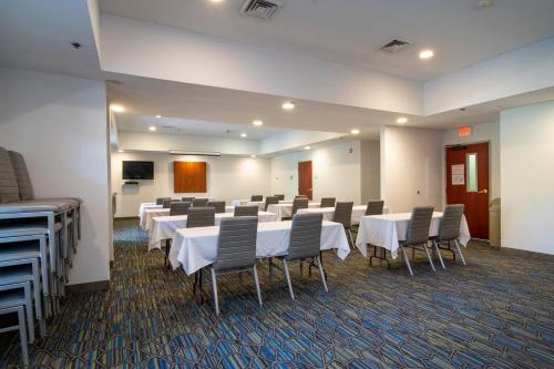 Holiday Inn Express Hotel & Suites Bedford