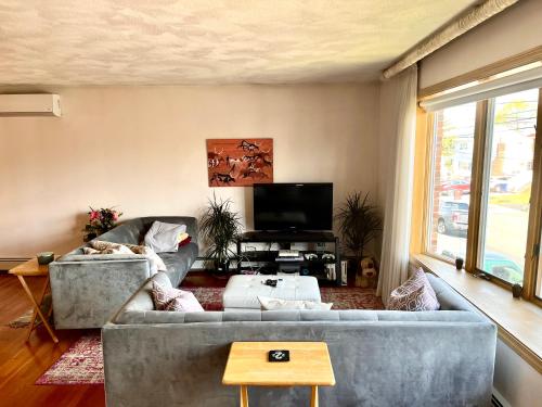 Inviting room with workstation in Revere, USA