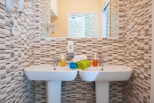 Des Artistes Budget Rooms - image 4