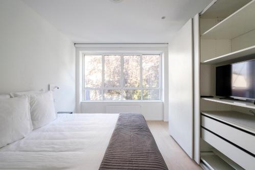 Nice 1 bedroom with balcony Avenue Louise - Tap to explore photos