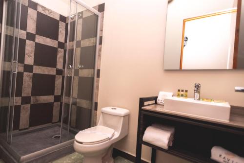 Standard King Room image 3