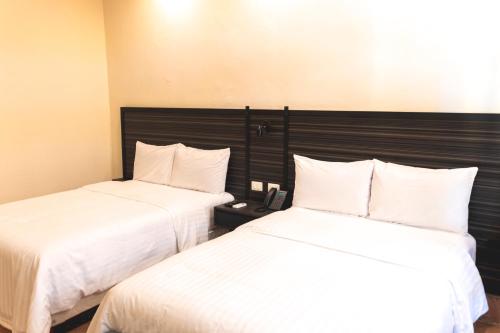 Standard Double Room image 8