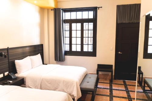 Standard Double Room image 10
