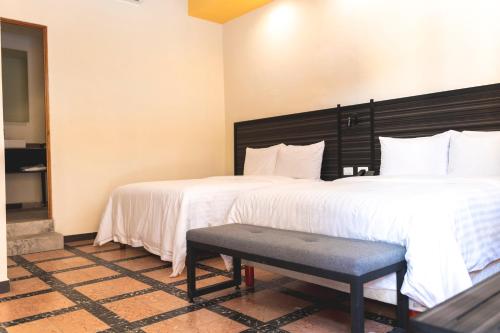 Standard Double Room image 9