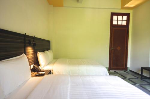 Standard Double Room image 6