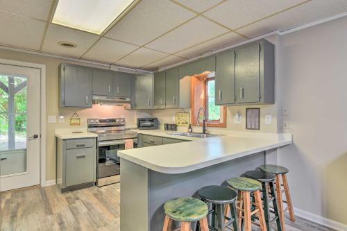 Pet-Friendly Waynesville Home with Mountain Views! in Jonathan Creek