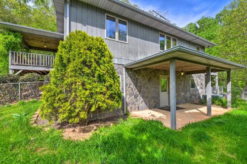 Pet-Friendly Waynesville Home with Mountain Views! in Jonathan Creek
