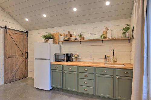 Rustic Rapid City Farmhouse with Mountain Views in Summerset