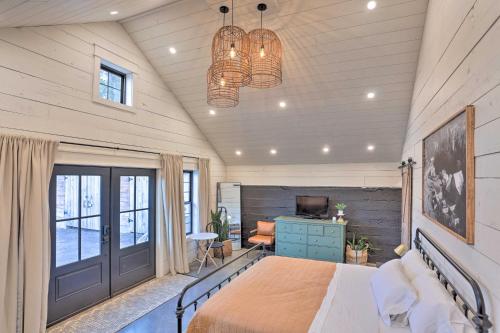 Rustic Rapid City Farmhouse with Mountain Views in Summerset