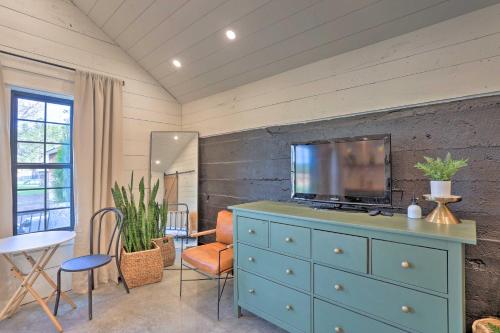 Rustic Rapid City Farmhouse with Mountain Views in Summerset