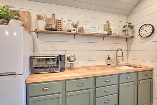 Rustic Rapid City Farmhouse with Mountain Views in Summerset