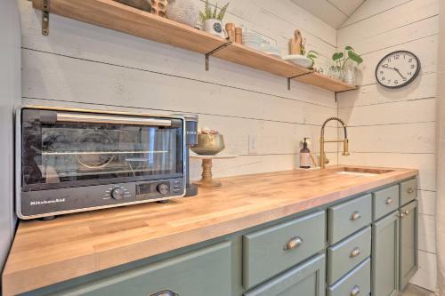 Rustic Rapid City Farmhouse with Mountain Views in Summerset