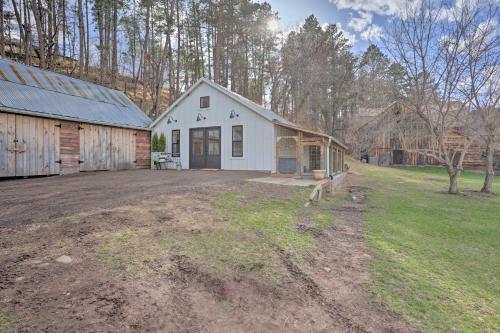 Rustic Rapid City Farmhouse with Mountain Views in Summerset