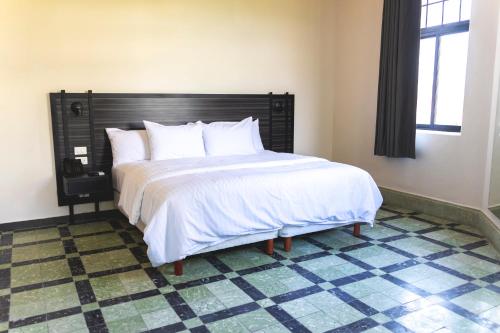 Superior King Room image 6