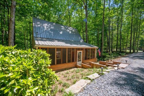 Charming Cabin with Hot tub, fire pit, grill, wifi - Kiker