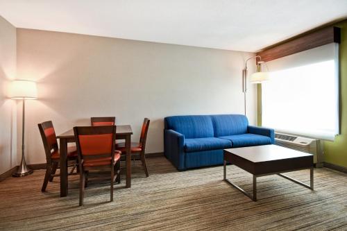 Holiday Inn Express Newport North - Middletown, an IHG Hotel