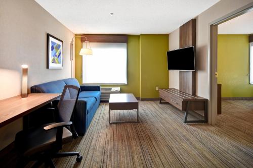 Holiday Inn Express Newport North - Middletown, an IHG Hotel