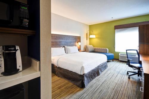 Holiday Inn Express Newport North - Middletown, an IHG Hotel