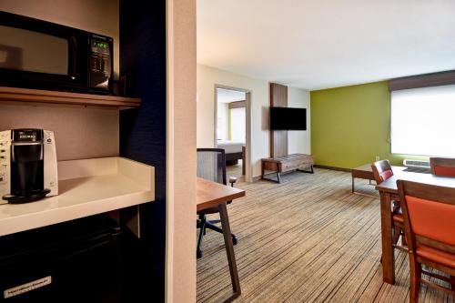 Holiday Inn Express Newport North - Middletown, an IHG Hotel