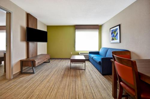 Holiday Inn Express Newport North - Middletown, an IHG Hotel