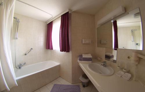 Double Room with Balcony and Mountain View