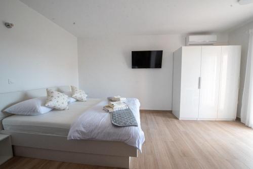 Studio with Balcony image 6