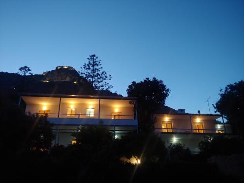 Viesnīcas āriene, Milios Studios in Tilosa
