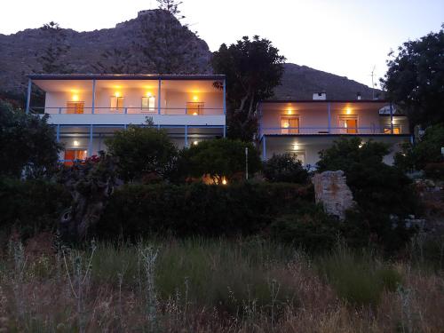 Viesnīcas āriene, Milios Studios in Tilosa