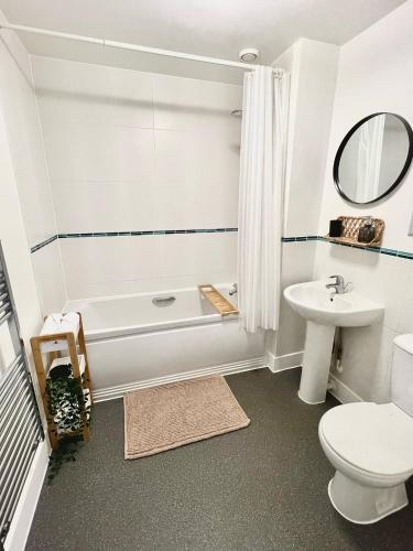 Koupelna, 2 Bedroom Serviced Apartment with Free Parking, Wifi & Netflix, Basingstoke in Basingstoke