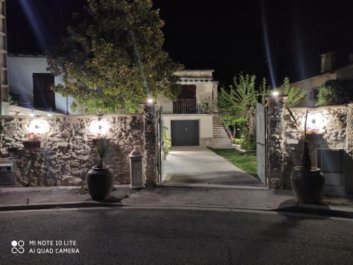 Maison en rez-de-chaussée,jardin, très bien située