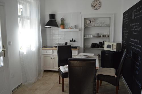 ห้องครัว, Kiskilenc Vendégház (Kiskilenc Vendeghaz) in ซาร์วาสโก