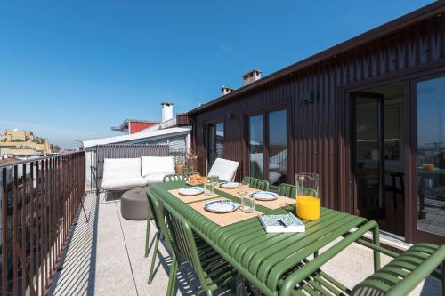 Boavista Penthouse w/ 2 Balconies & AC by LovelyStay, Порту